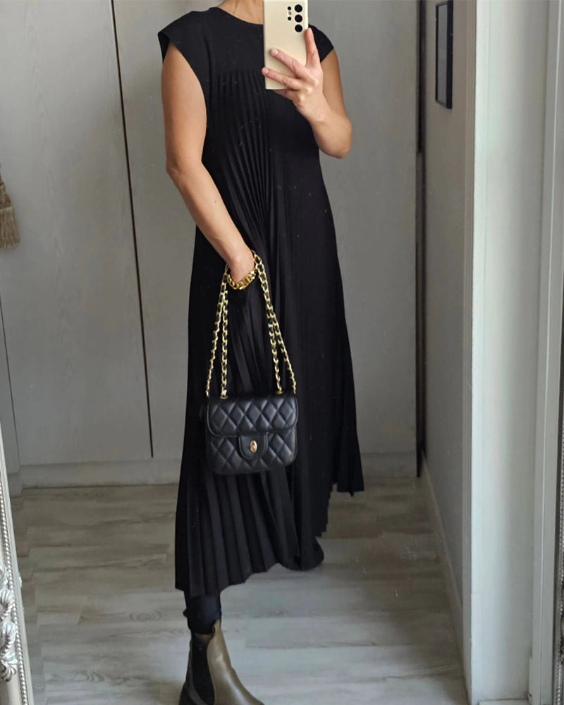 Long elegant pleated dress for women, a flowing maxi style ensuring comfort and versatile fashion.
