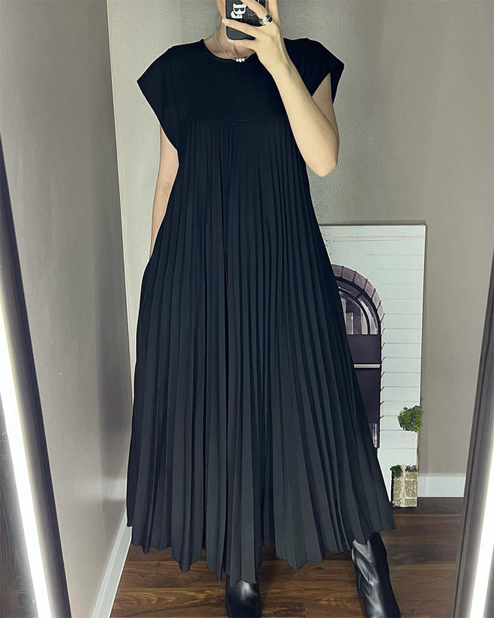 Flowing women's maxi dress with elegant pleats, ideal for versatile summer fashion & long-lasting comfort.