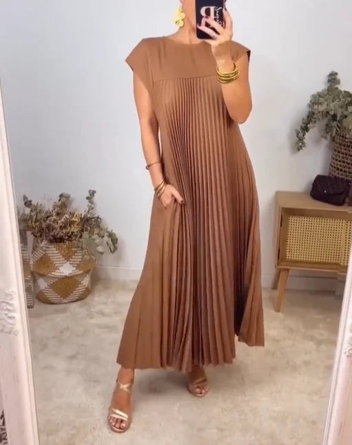 Comfortable long pleated dress for women, an elegant maxi style perfect for any summer occasion.
