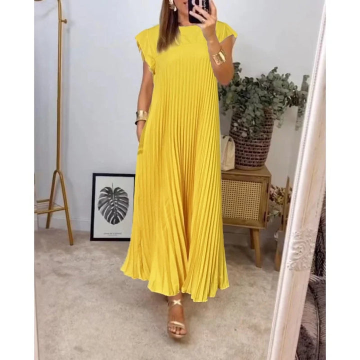 Versatile women's flowing maxi dress, elegantly pleated for a comfortable and stylish look.