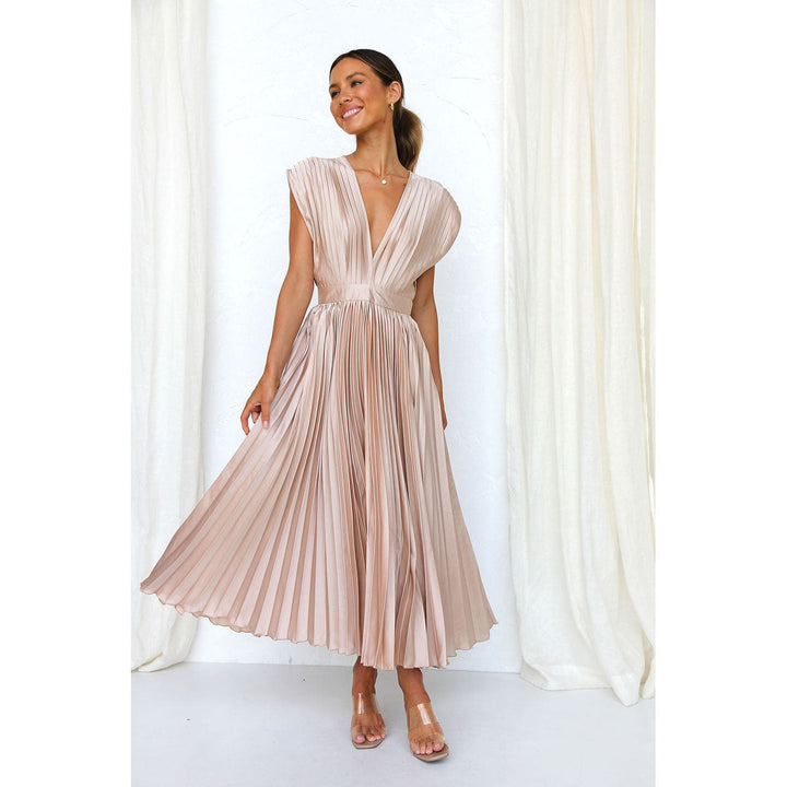 Elegant women's pleated V-neck midi dress, perfect for summer occasions and a flattering fit.