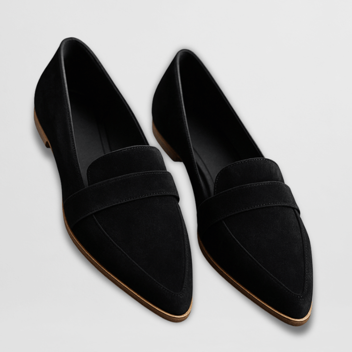 Stylish women's flat loafers with a pointed toe design, ideal for everyday comfort and fashion.