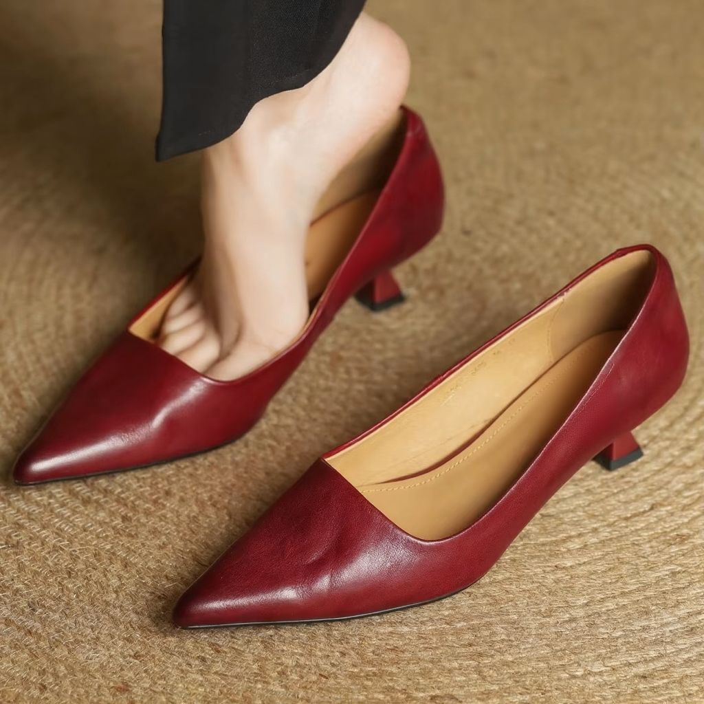 Sophisticated women's slip-on pumps, pointed toe and a refined thin heel, perfect for evening events.