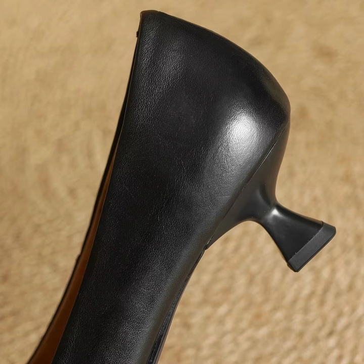 Modern women's pointed-toe fashion pumps with an elegant thin heel, suitable for classic and contemporary styles.