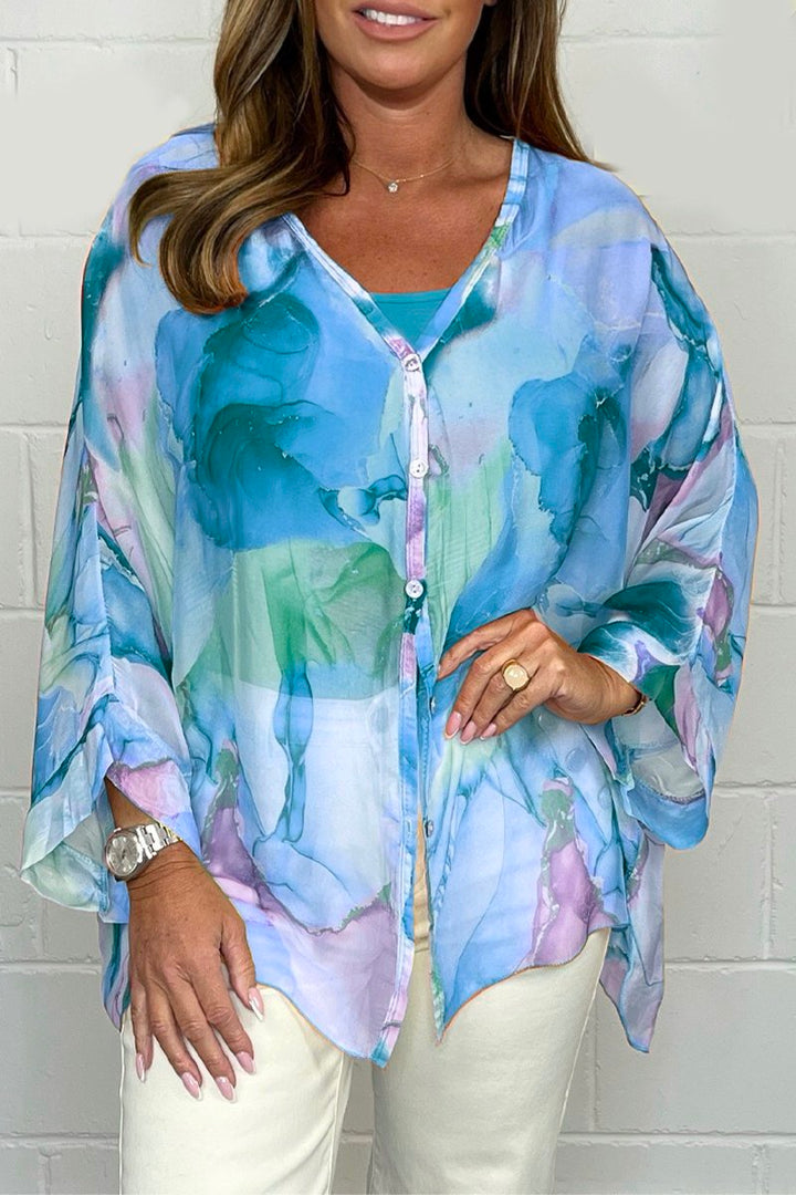 Stylish women's printed blouse in a comfortable, breathable fabric for elegant spring/summer casual wear.