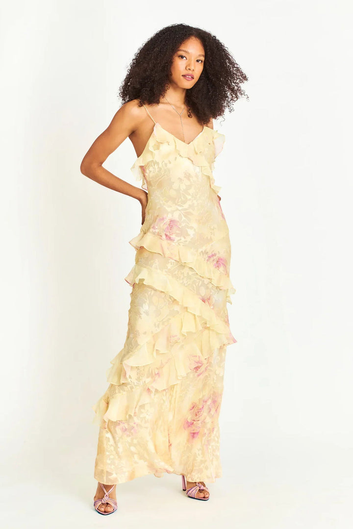Long women's ruffle maxi dress, an elegant open-back design, perfect for summer evenings and party wear.