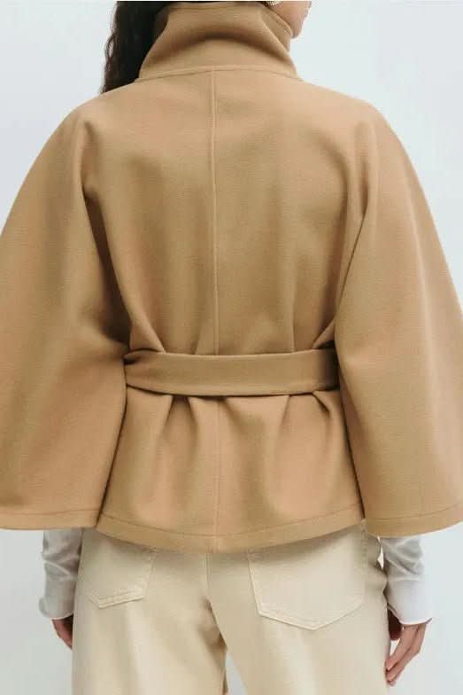 Chic women's self-tie cape, oversized fit. Ideal layering piece for elegant fall and winter style.