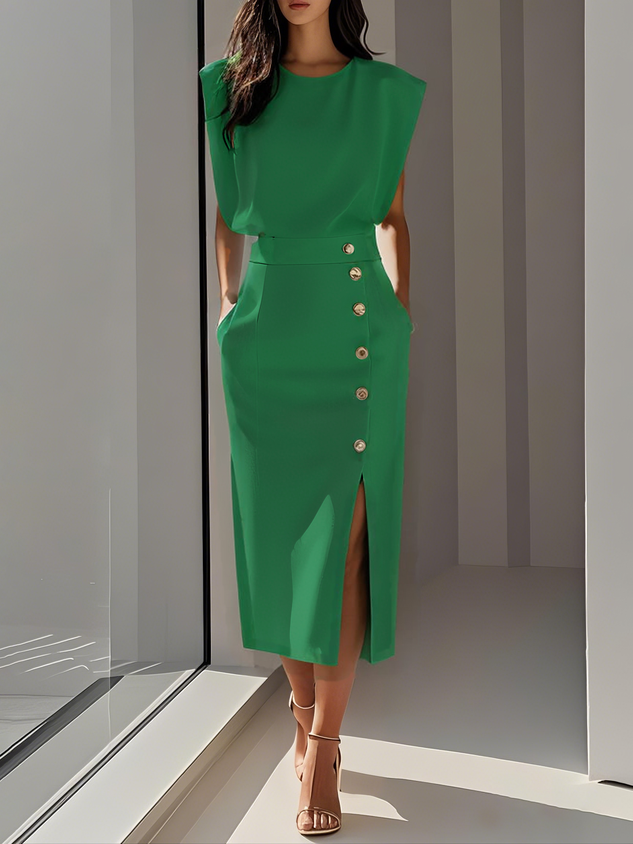 Chic sleeveless women's midi dress, ideal for parties, with an elegant side slit & gold button detail.