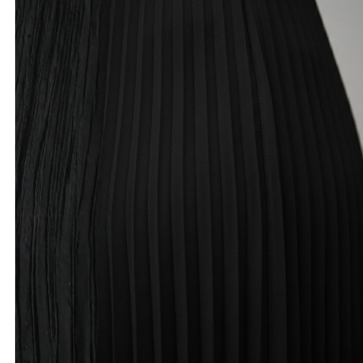 Stunning women's party dress: sleeveless, pleated maxi length, and elegant boat neck for a chic look.