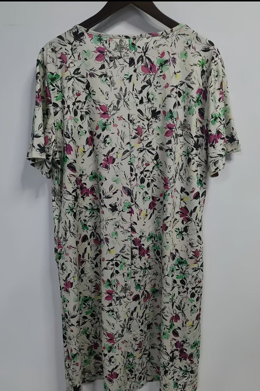 Chic women's midi dress with a flattering structured A-line design, ideal for cocktail parties & sophisticated events. Comfortable fit.