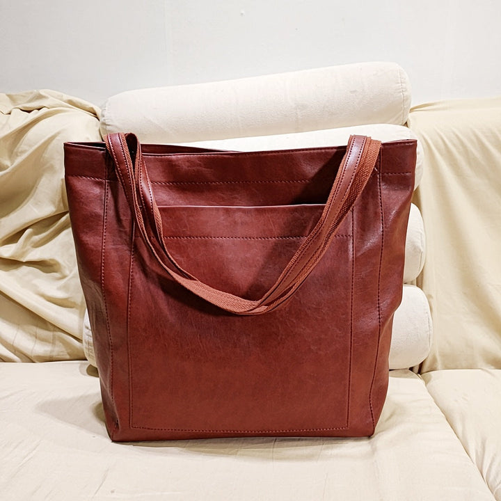 Sophisticated women's structured shoulder bag, versatile for work or everyday. Chic fashion accessory & elegant daily tote.