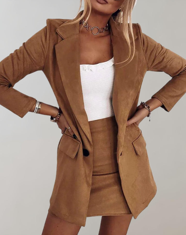 Modern women's tailored blazer & mini skirt two-piece set. Ideal for professional office fashion or a chic party outfit.