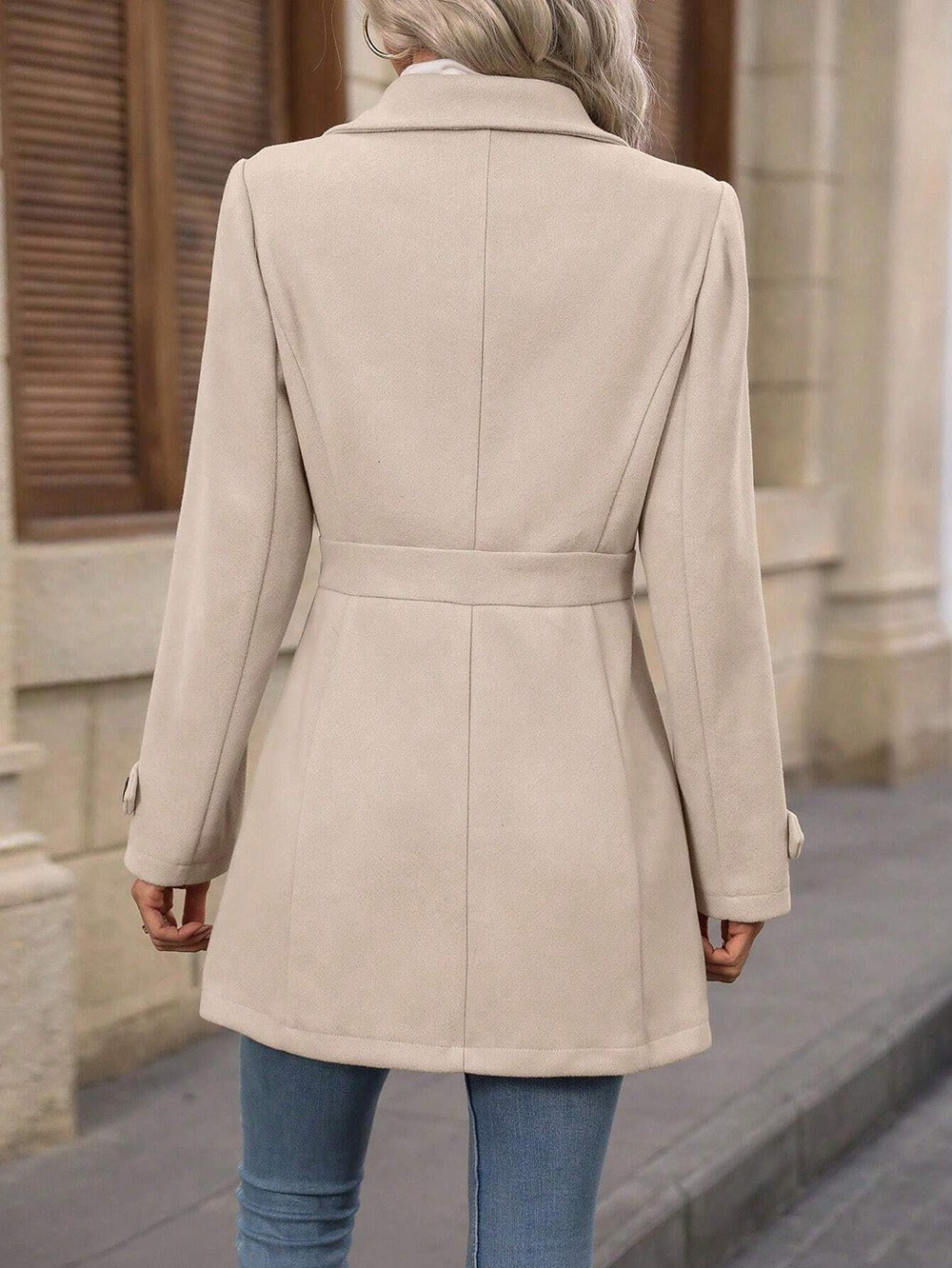 Stylish women's trench coat featuring an adjustable belt, ideal for fall fashion, an elegant and versatile jacket.