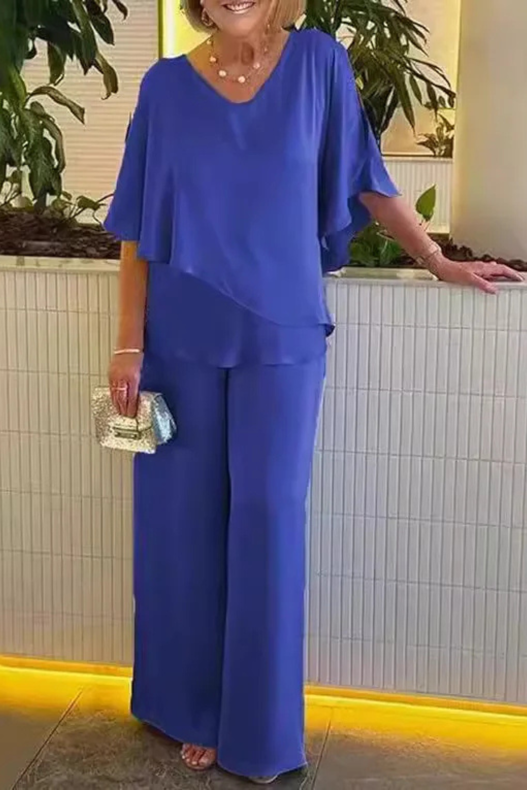 Stylish women's coordinated set: V-neck batwing sleeve top & flowing wide-leg trousers. Chic and versatile.