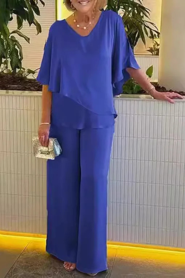 Stylish women's coordinated set: V-neck batwing sleeve top & flowing wide-leg trousers. Chic and versatile.