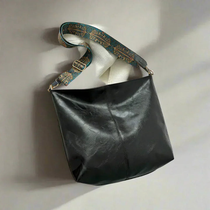 Elegant women's vintage-inspired shoulder bag, perfect for timeless style. A chic retro accessory for everyday use.