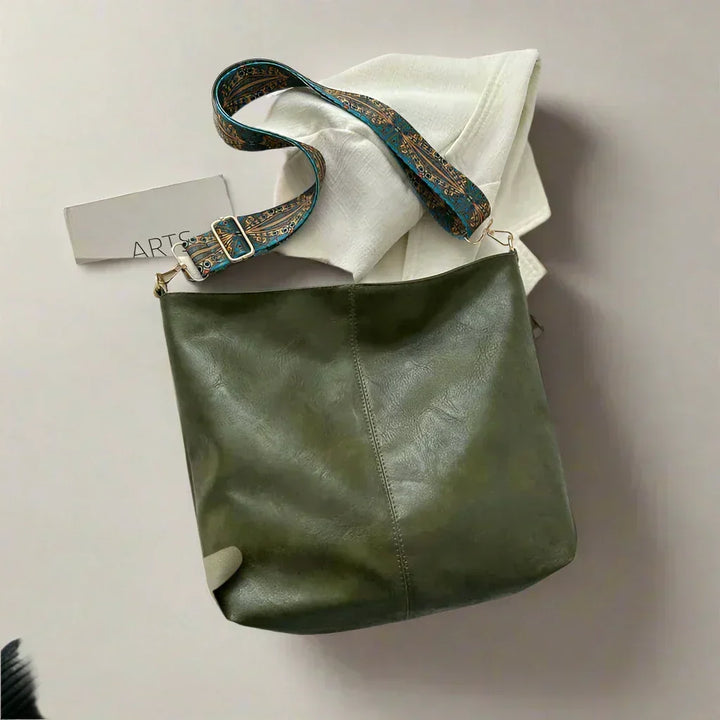 Versatile women's shoulder bag with a vintage design. A stylish and elegant fashion accessory for any outfit.