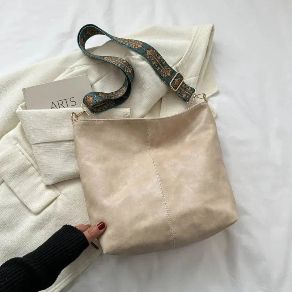 Chic women's retro shoulder bag, an elegant accessory for everyday wear. Embrace timeless vintage style easily.