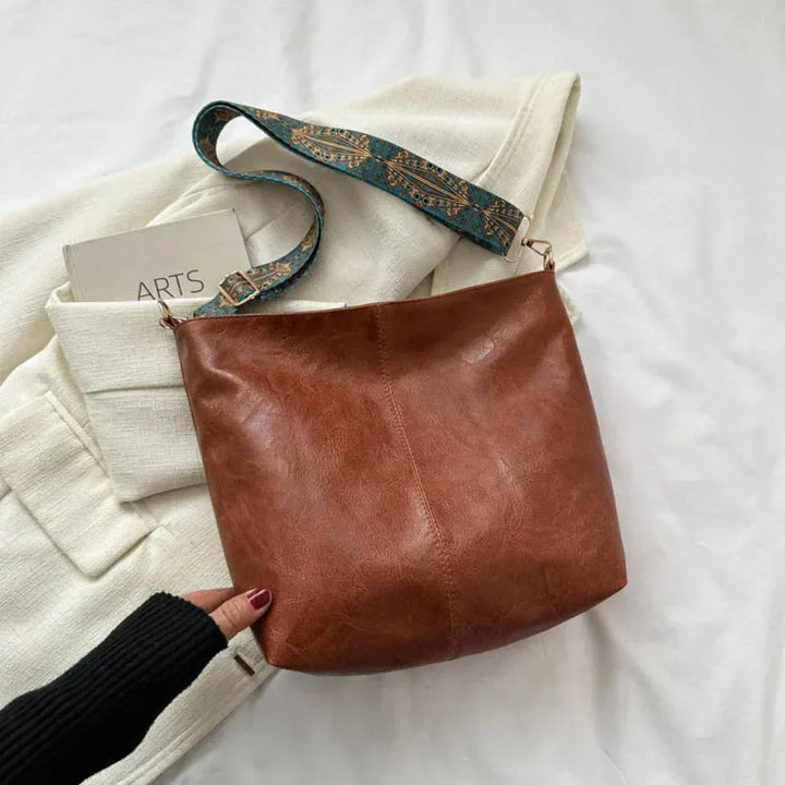 Classic women's vintage shoulder bag, featuring a timeless retro design. An elegant and versatile fashion accessory.