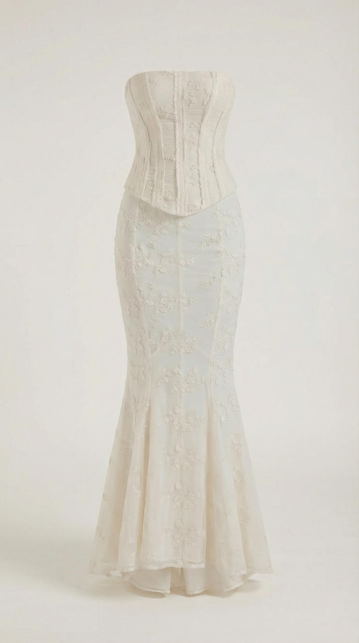 Strapless white corset maxi dress, elegant women's gown for formal events, evening parties, or special occasions.