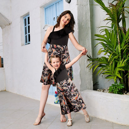 Matching black textured family vacation clothing set, featuring baby, mommy, and daddy.