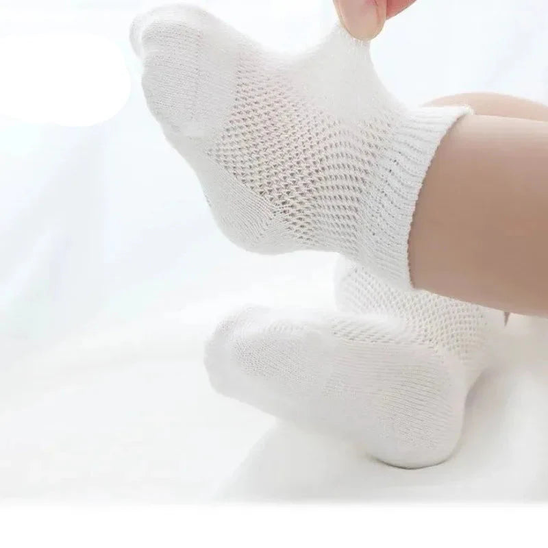 Stylish star-patterned breathable cotton baby socks, perfect for spring and autumn baby outfits.