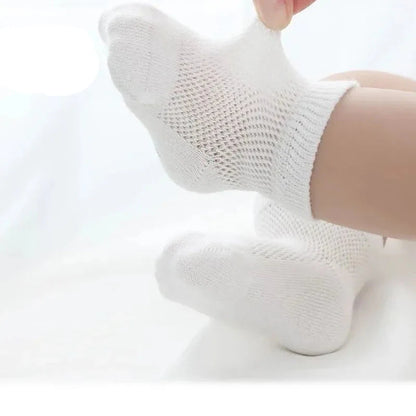 Stylish star-patterned breathable cotton baby socks, perfect for spring and autumn baby outfits.