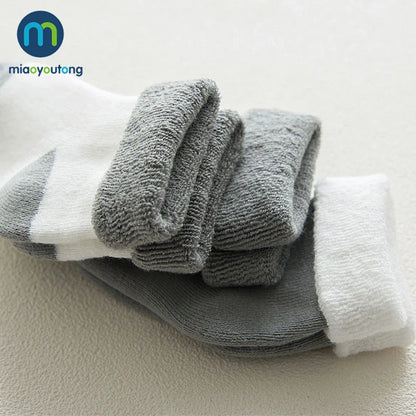 Detail of the soft texture and thick knit of a white unisex baby cotton cartoon sock.