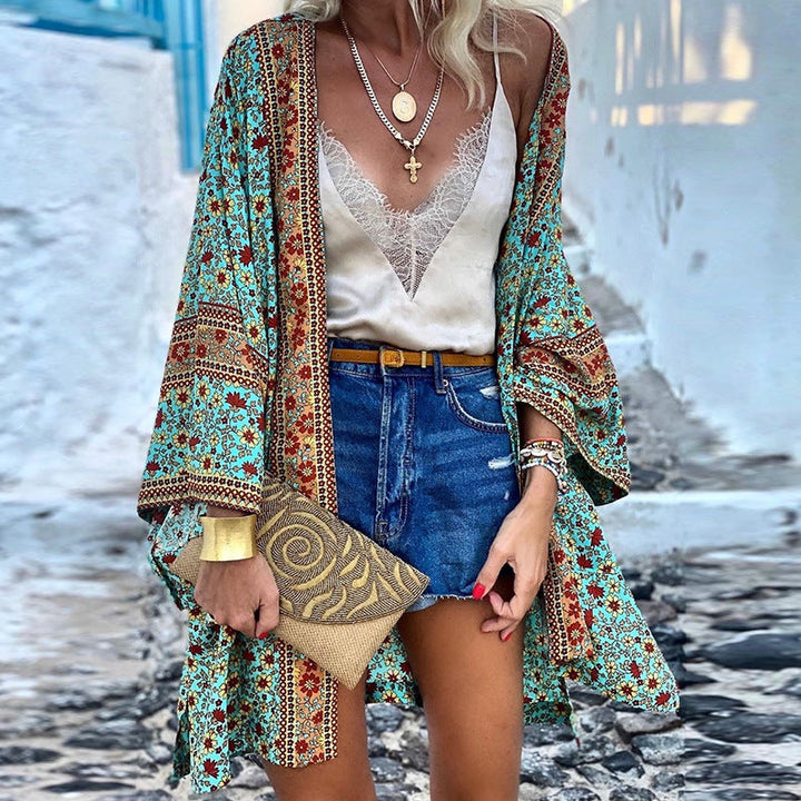 Boho style patterned women's cardigan. Fashionable loose fit with long sleeves, perfect for a stylish casual outfit.