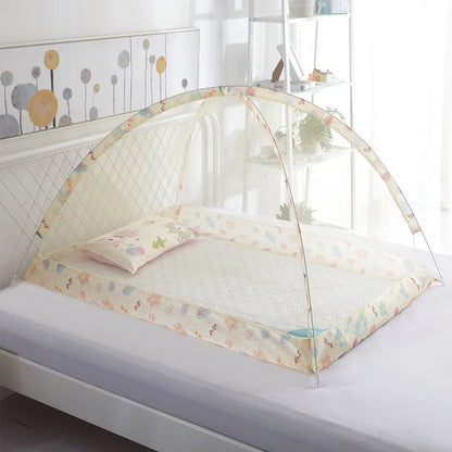 Close-up of breathable mesh on foldable baby mosquito net, ensuring insect protection and airflow