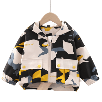 Close-up of the durable zipper on a children's camouflage jacket with a cozy hood, perfect for casual wear.
