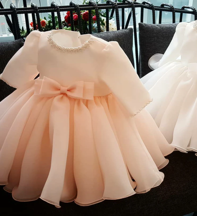 Formal children's wear: elegant long sleeve girls' dress with pearl neckline, ideal for weddings and baptisms.