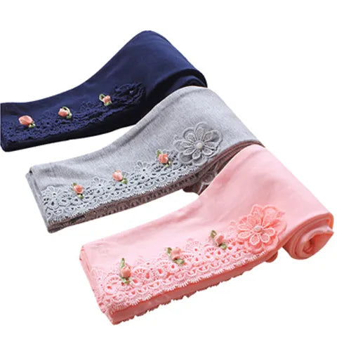 Play-ready girls' cartoon print skinny leggings, offering freedom of movement.