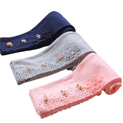 Play-ready girls' cartoon print skinny leggings, offering freedom of movement.