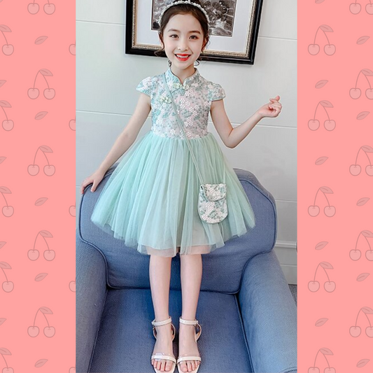 Girls' floral cheongsam dress with matching bag, perfect for special occasions. Traditional Chinese style.