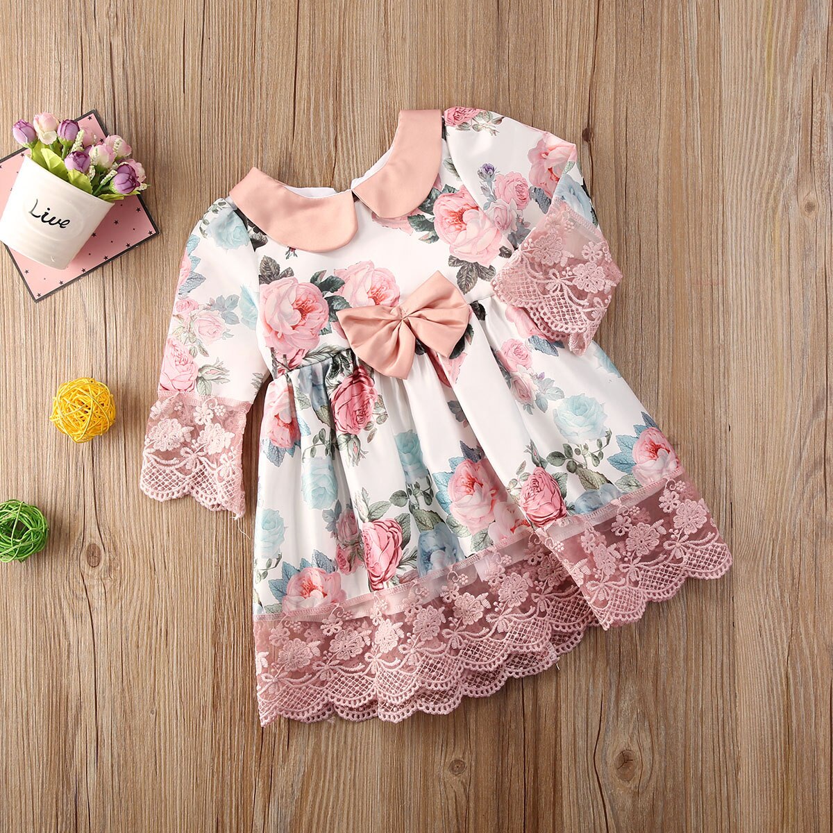 Elegant girls' princess dress, white floral lace with bow, ideal for special occasions and summer.