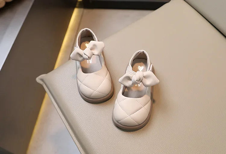 Girls' flat shoes: A pair of pink bowknot Mary Janes, comfortable and stylish for toddlers