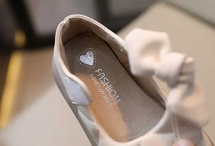 Detail of the stitching on girls' pink bowknot Mary Janes, high-quality soft PU leather shoes