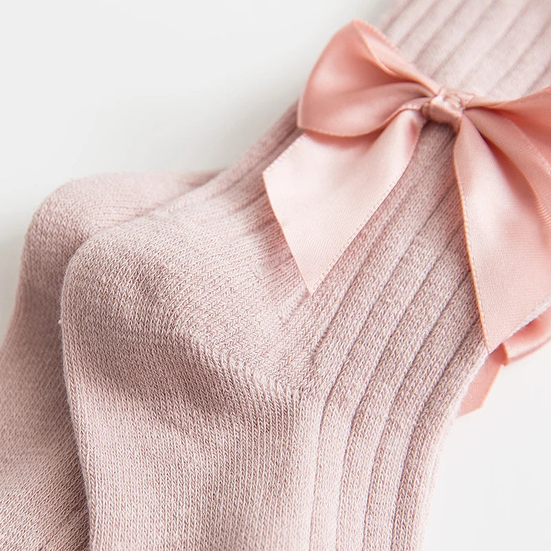 Fashionable girls' cotton socks with pretty bow accent, available in multiple colors, kids' apparel