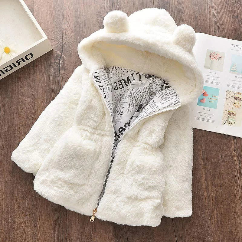 Girls' winter coat with zipper closure and faux fur hood, practical and warm