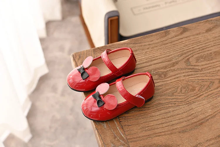 Girls' patent leather flats featuring a cute bow detail, comfortable and anti-slip toddler shoes
