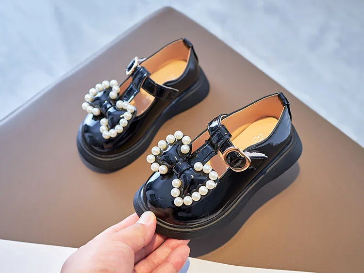Girls dress-up shoes: pink princess flats featuring a charming bow-knot and pearl decorations.