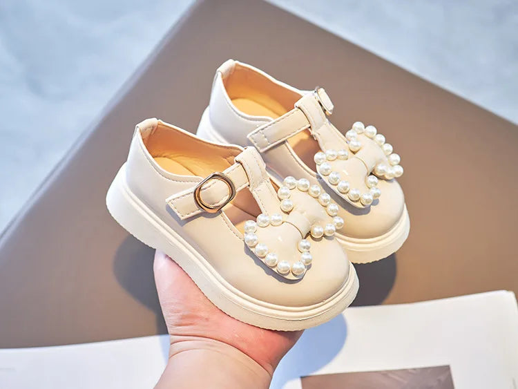 Toddler girls pink footwear: princess flats with a delightful bow-knot and small pearls.