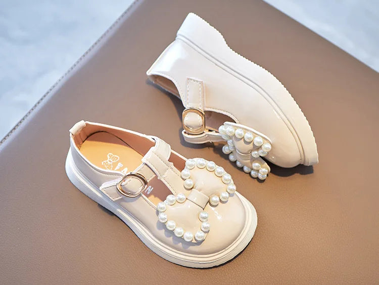 Girls pink princess shoes, perfect for little princesses, with a stylish bow-knot and pearls.