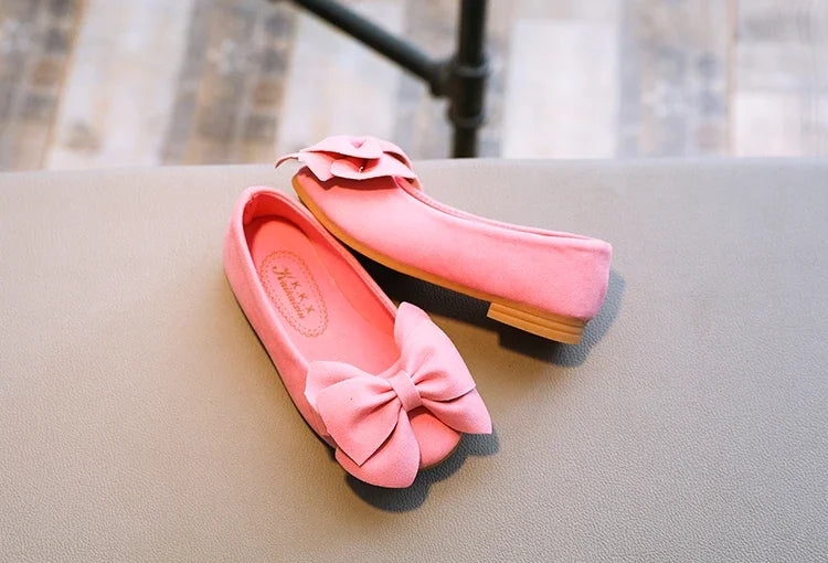 Girls' white PU leather flat sandals with a classic bowtie, perfect for holiday outings
