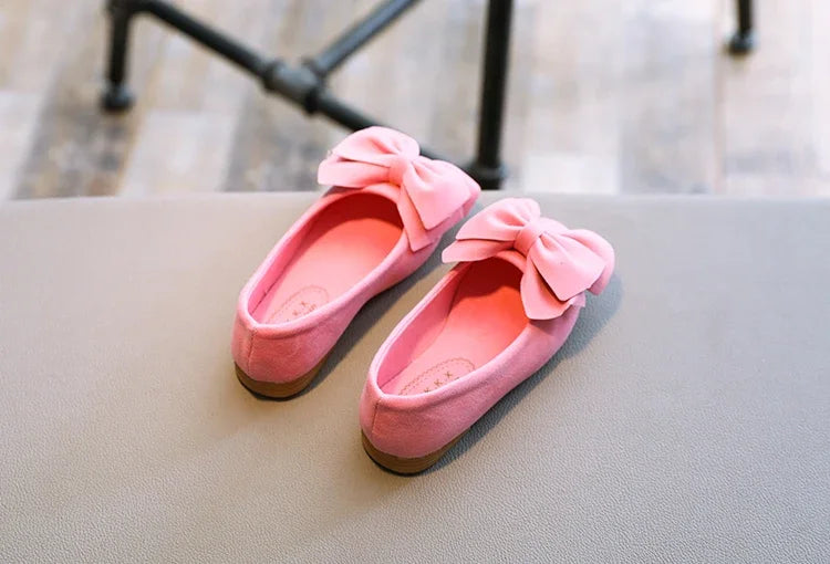 Black girls' flat sandals with an oversized bowtie, stylish and easy to wear for summer