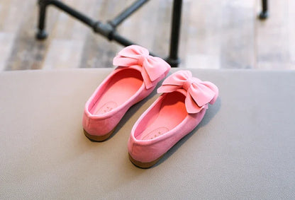 Black girls' flat sandals with an oversized bowtie, stylish and easy to wear for summer