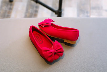 Orange kids' fashion sandals with a decorative bowtie, perfect for summer playtime
