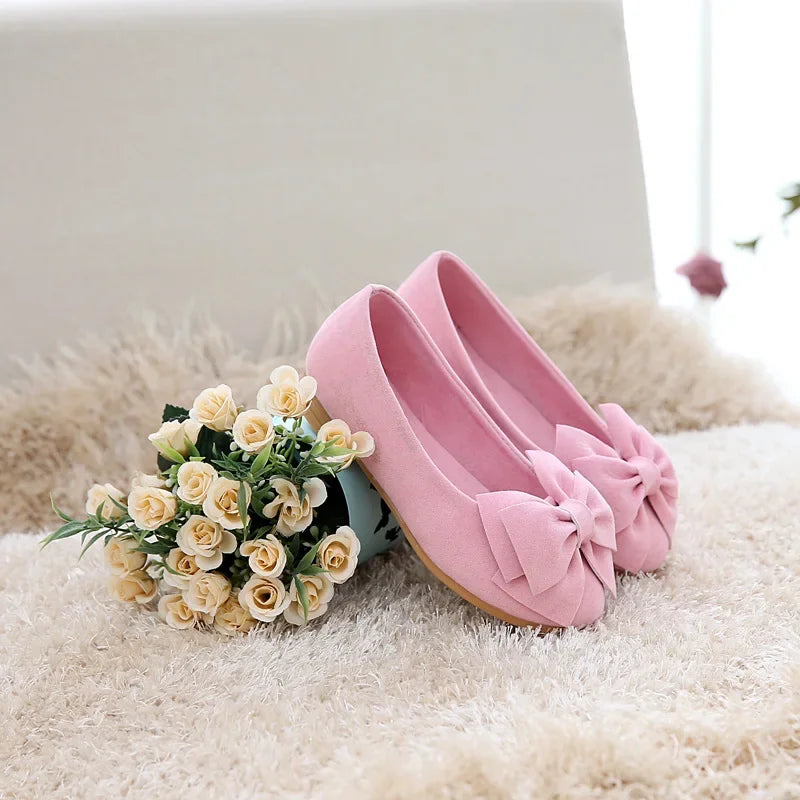 Girls' white PU leather sandals featuring a cute bowtie, easy to wear for summer activities