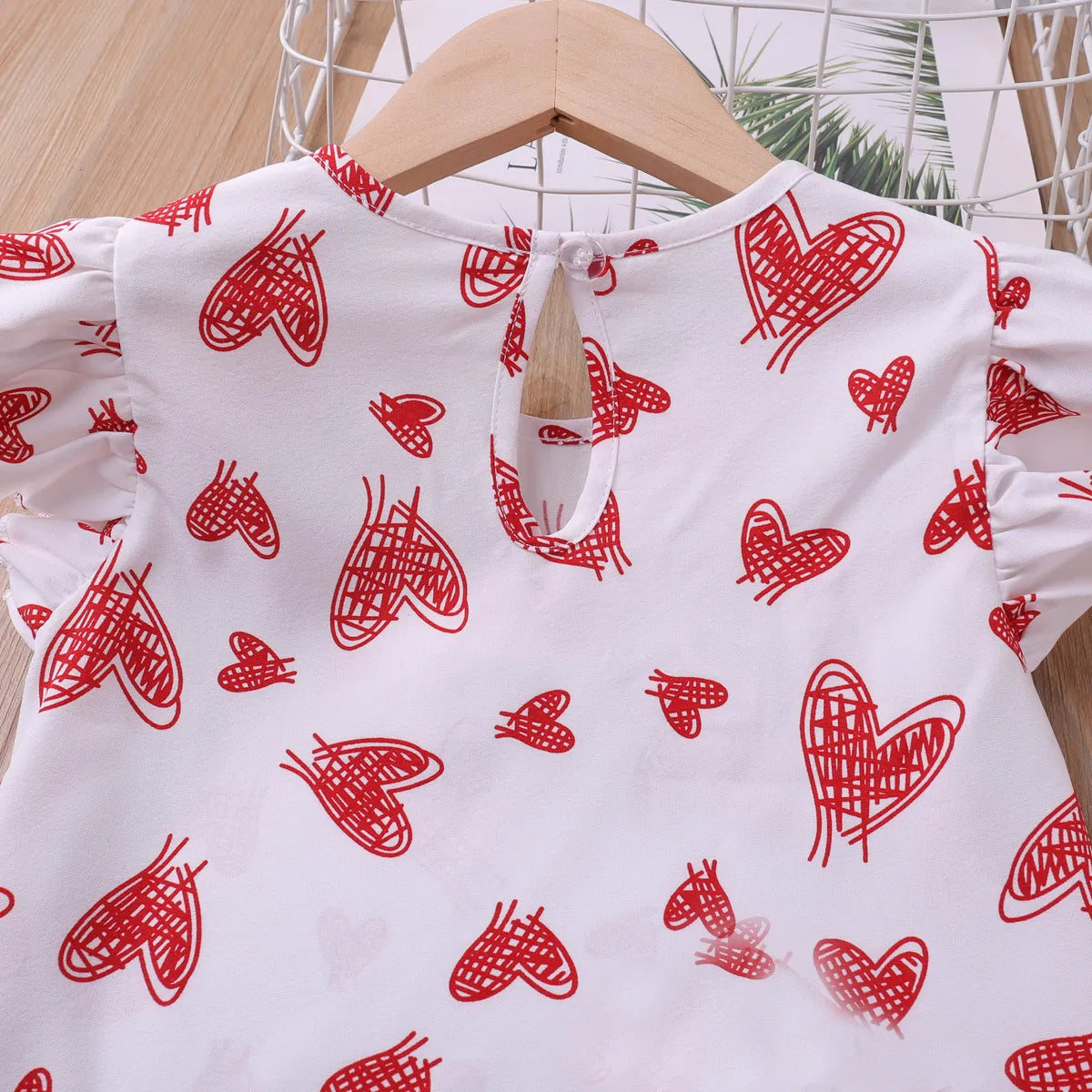 Two-piece girls' summer set with heart print top and shorts, children's fashion
